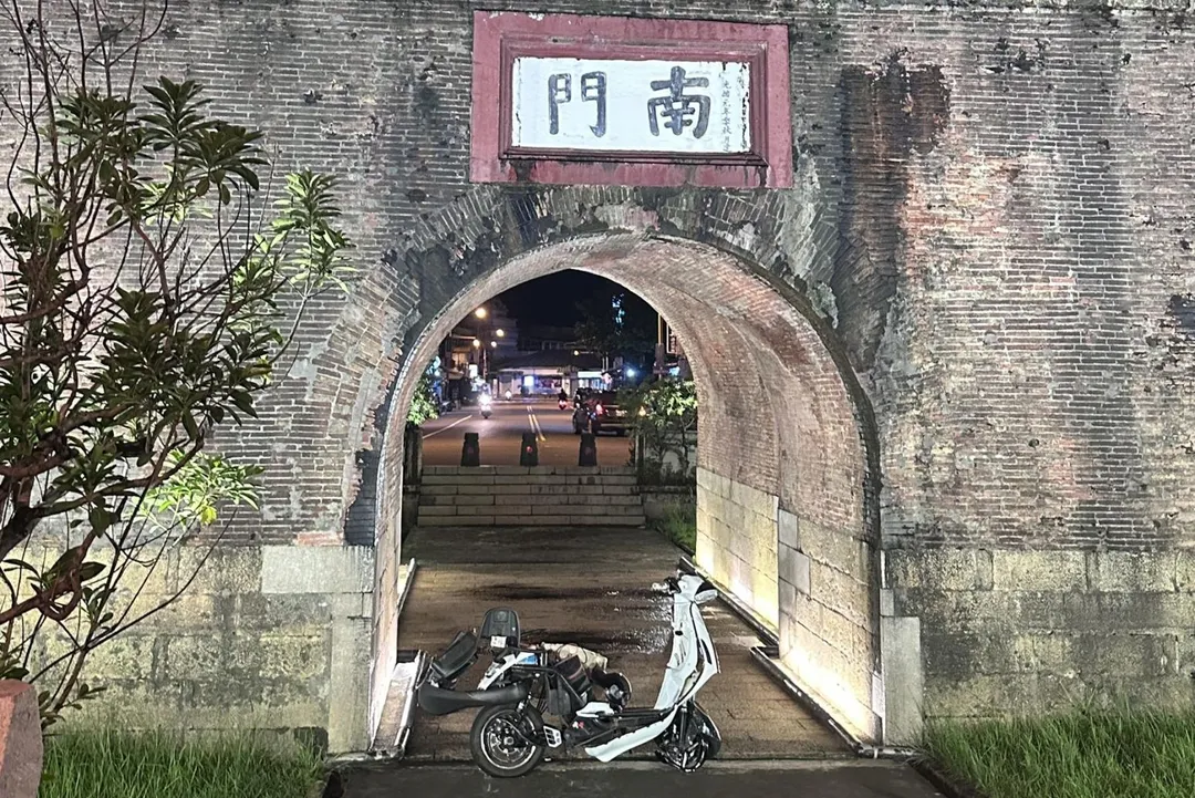 屏東縣恆春鎮南門圓環發生微型電動二輪車事故,17歲陳姓少年雙載失控撞上古城牆,造成骨折及擦挫傷。(圖/中天新聞)