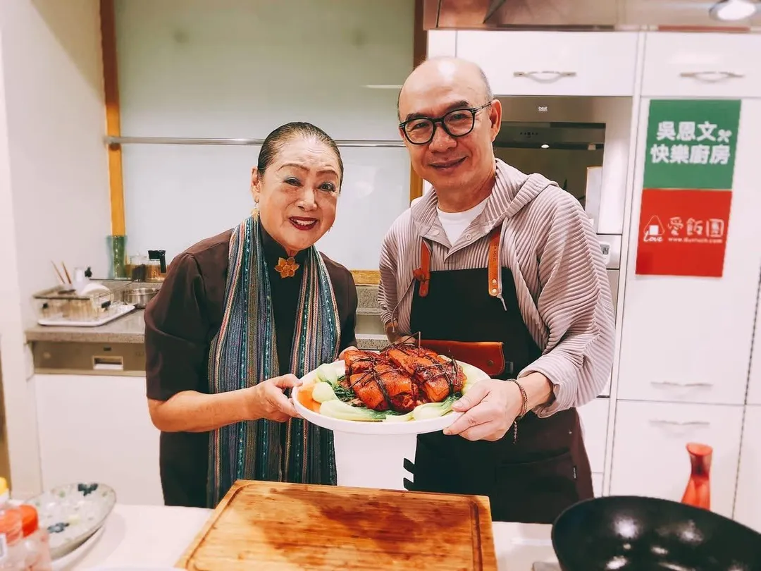 李嘉茜（左）和吳恩文於2019年春天因做菜直播認識。(圖／翻攝自吳恩文的快樂廚房臉書)