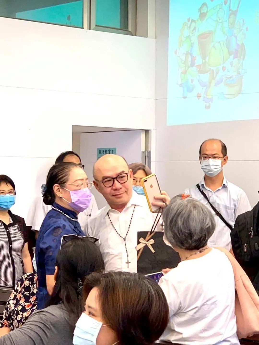 李嘉茜曾特地赴教會參加吳恩文洗禮。(圖／翻攝自吳恩文的快樂廚房臉書)