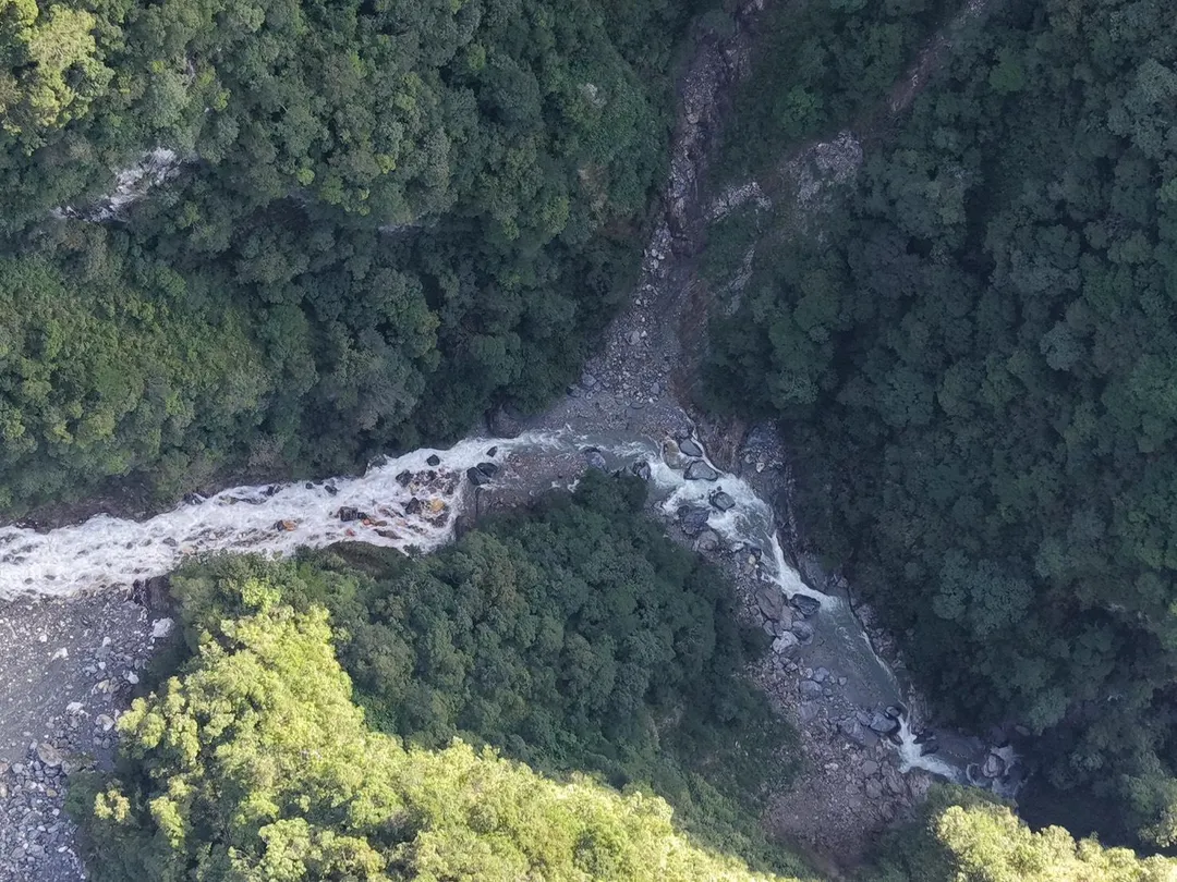無人機空拍影像、水位監測及下游CCTV河川水位等綜合評估,萬里溪堰塞湖壩體僅出現輕微沖刷及下切情形。(圖/花蓮分署提供)