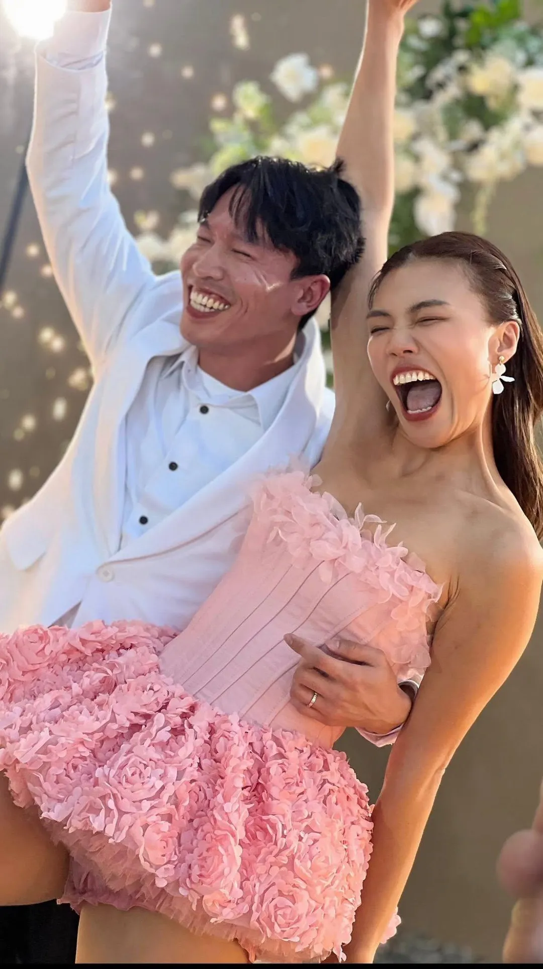 小象（右）與老謝（左）結婚當天甜蜜相擁，如今即將升格當爸媽。（圖／翻攝自小象愛出門臉書）