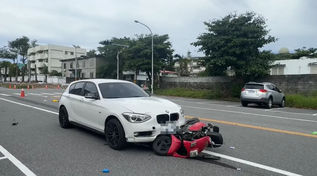 花蓮市府後路與介壽五街口發生嚴重車禍，66歲江婦闖紅燈遭無照吳女撞擊，重傷送加護病房治療。（圖／中天新聞）