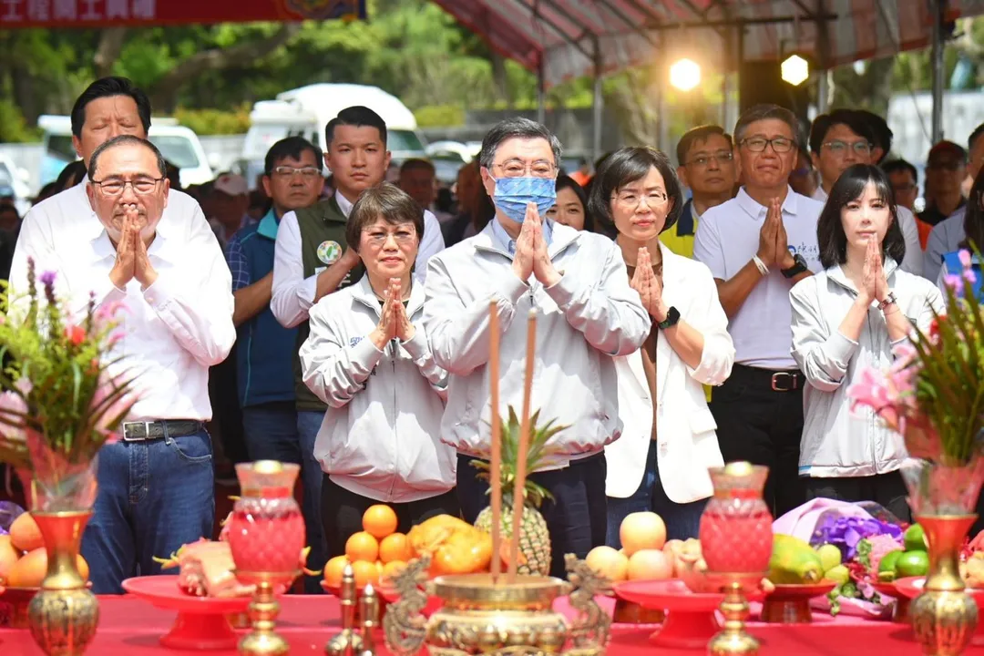 卓榮泰感冒戴口罩出席新北105市道動土典禮。（圖／行政院提供）