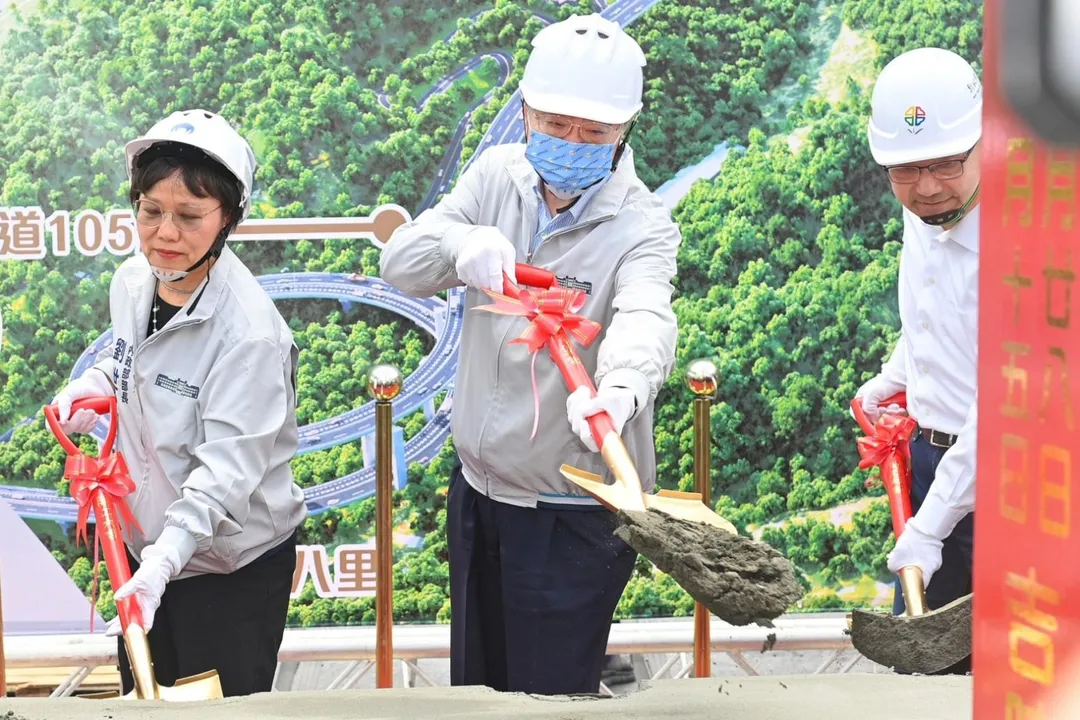 卓榮泰感冒戴口罩出席新北105市道動土典禮。（圖／行政院提供）
