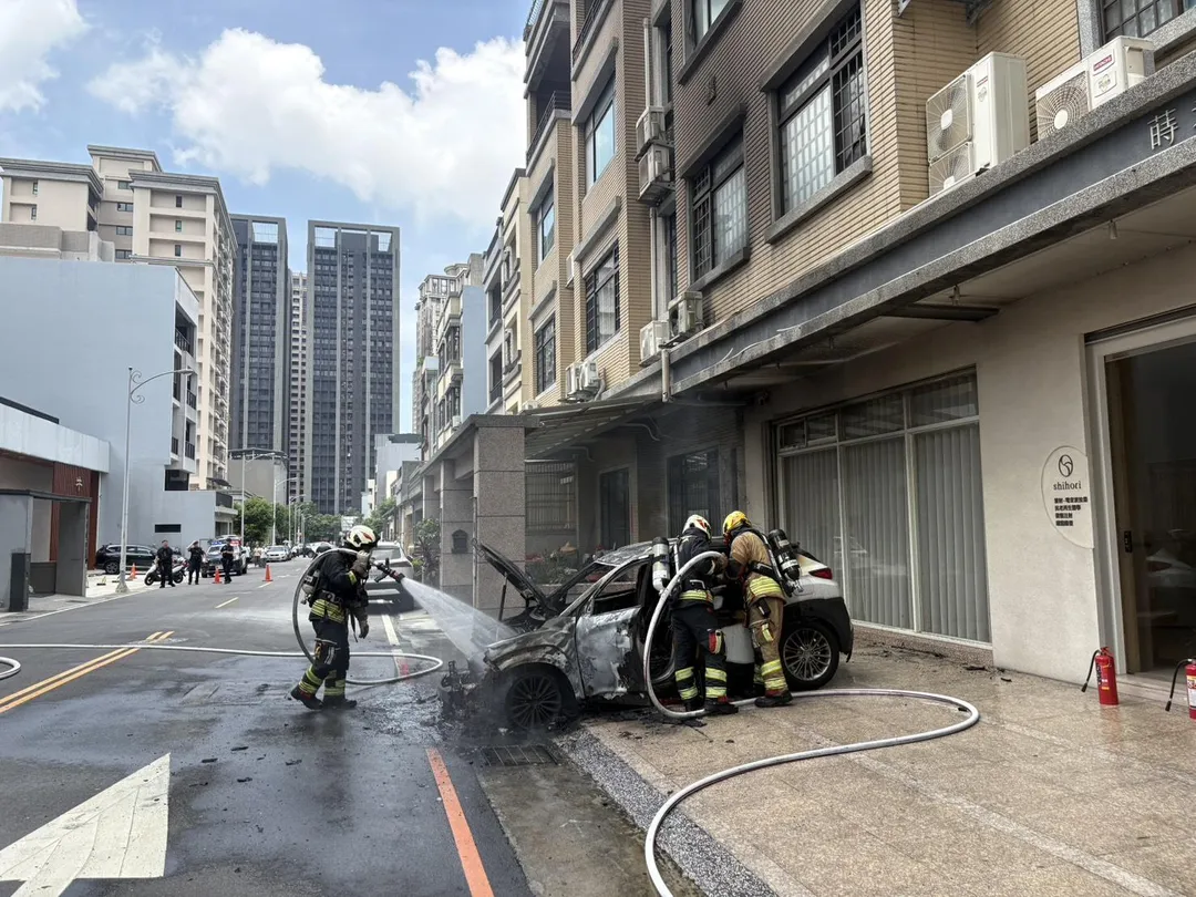 拍下現場畫面的竹北市民代表陳禹同指出，受此起火燒車事故影響，勝利九街以及莊敬六街至莊敬七街等相關路段均已被列入管制區域。（圖／翻攝畫面）
