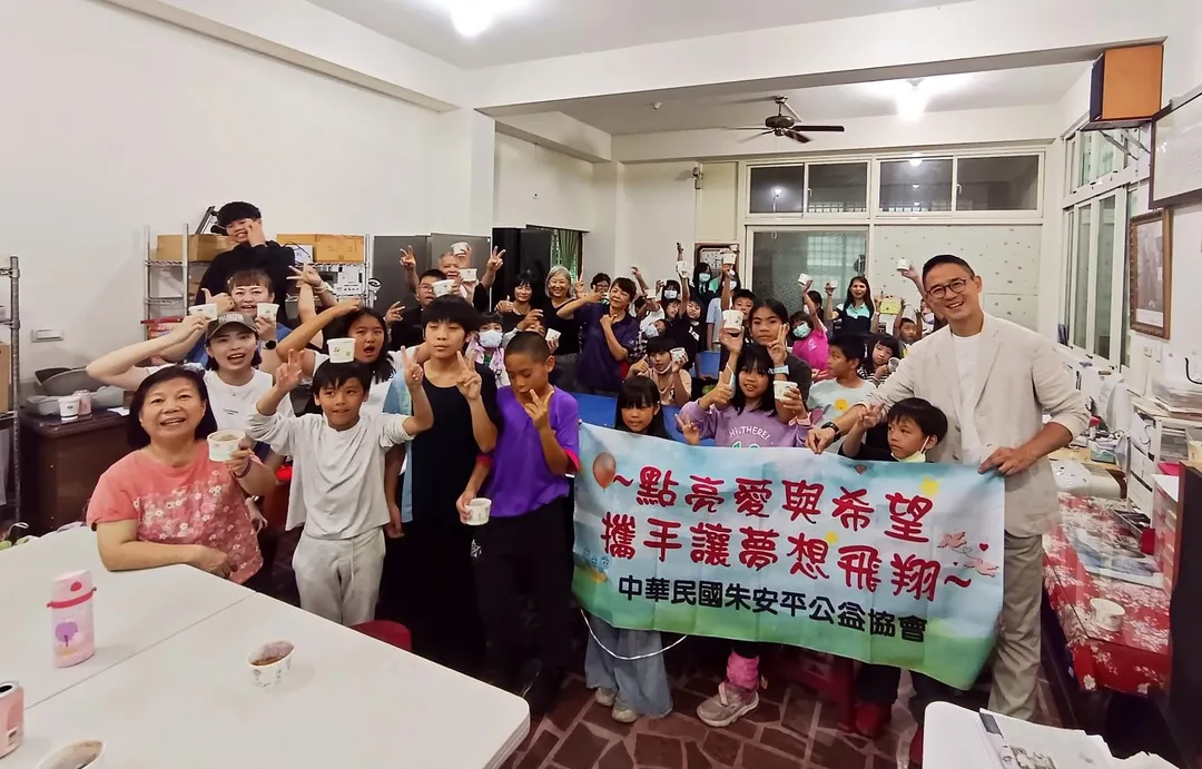 參與活動的小朋友們大合影。（前排右一為協會理事長朱康震，左一粉色上衣為手工皂負責人杜大姐）。（圖／朱安平公益協會提供）