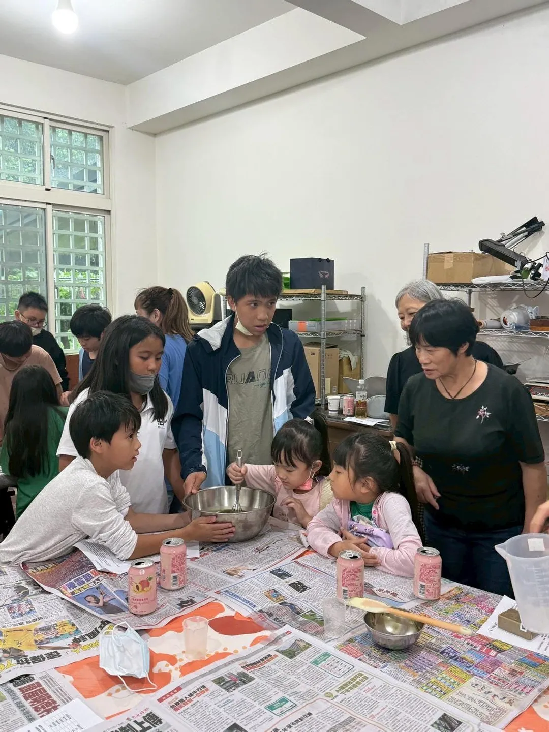 孩子們親身體驗DIY手工皂的樂趣。（圖／朱安平公益協會提供）