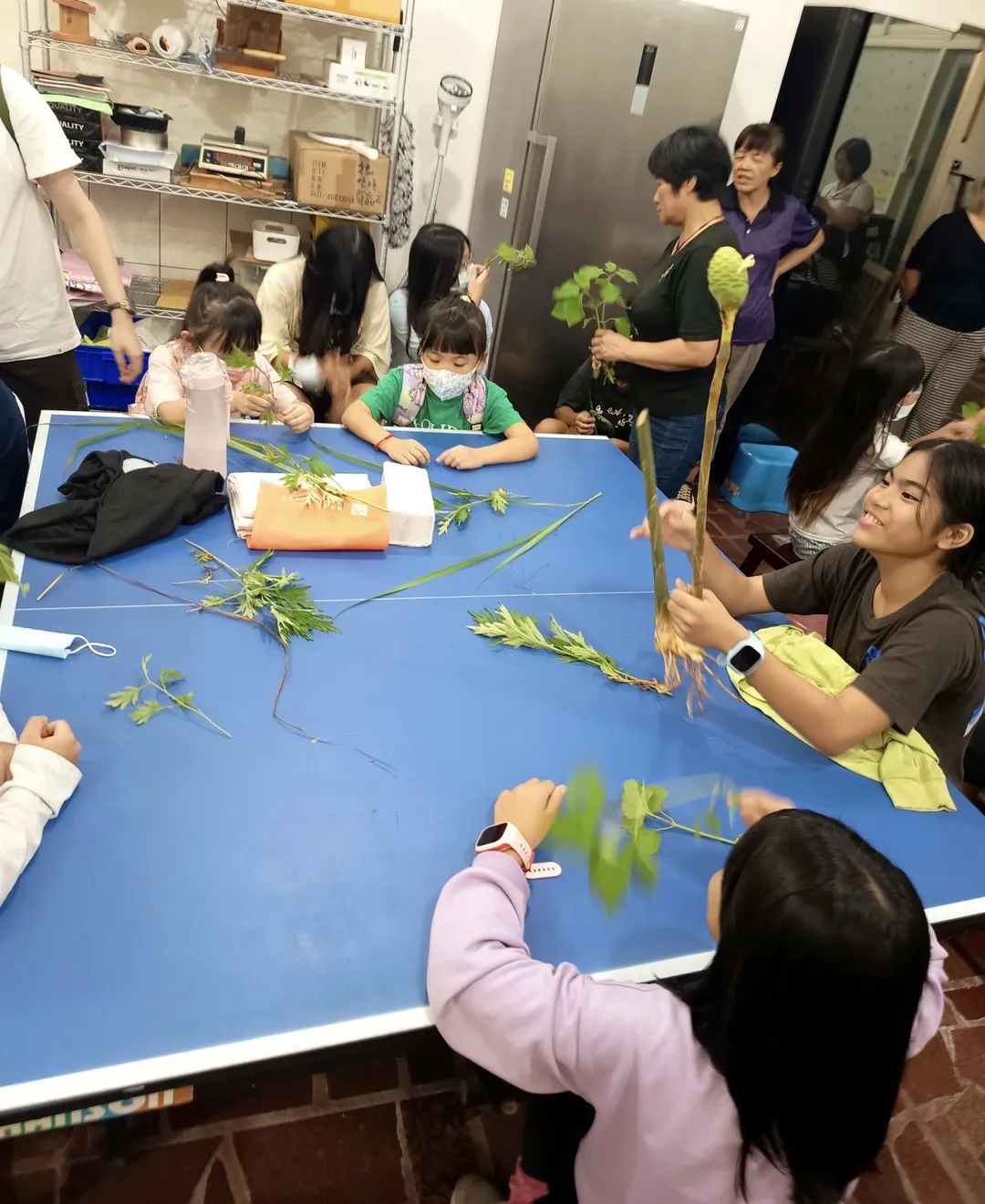 在志工解說下，小朋友們學習到諸多種類香草植物的特性、功效。（圖／朱安平公益協會提供）