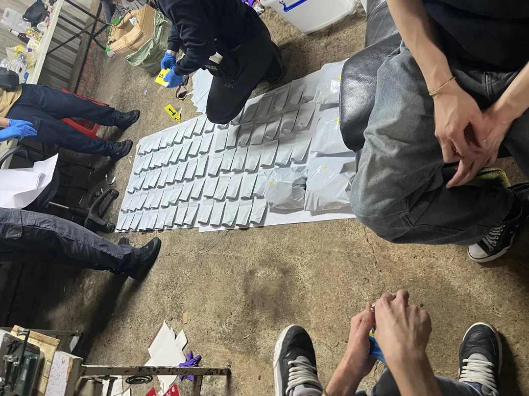 警方破黑幫毒品工廠，6嫌製販彩虹菸遭起訴。（圖／警方提供）