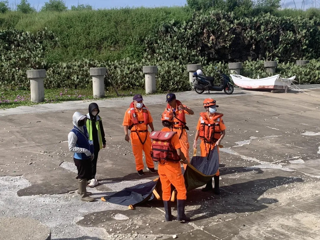 澎湖馬公鎖港南堤海堤今（28）日清晨驚見海豚迷航，安檢所人員獲報後迅速趕赴現場持續潑水保濕。(圖/翻攝畫面)