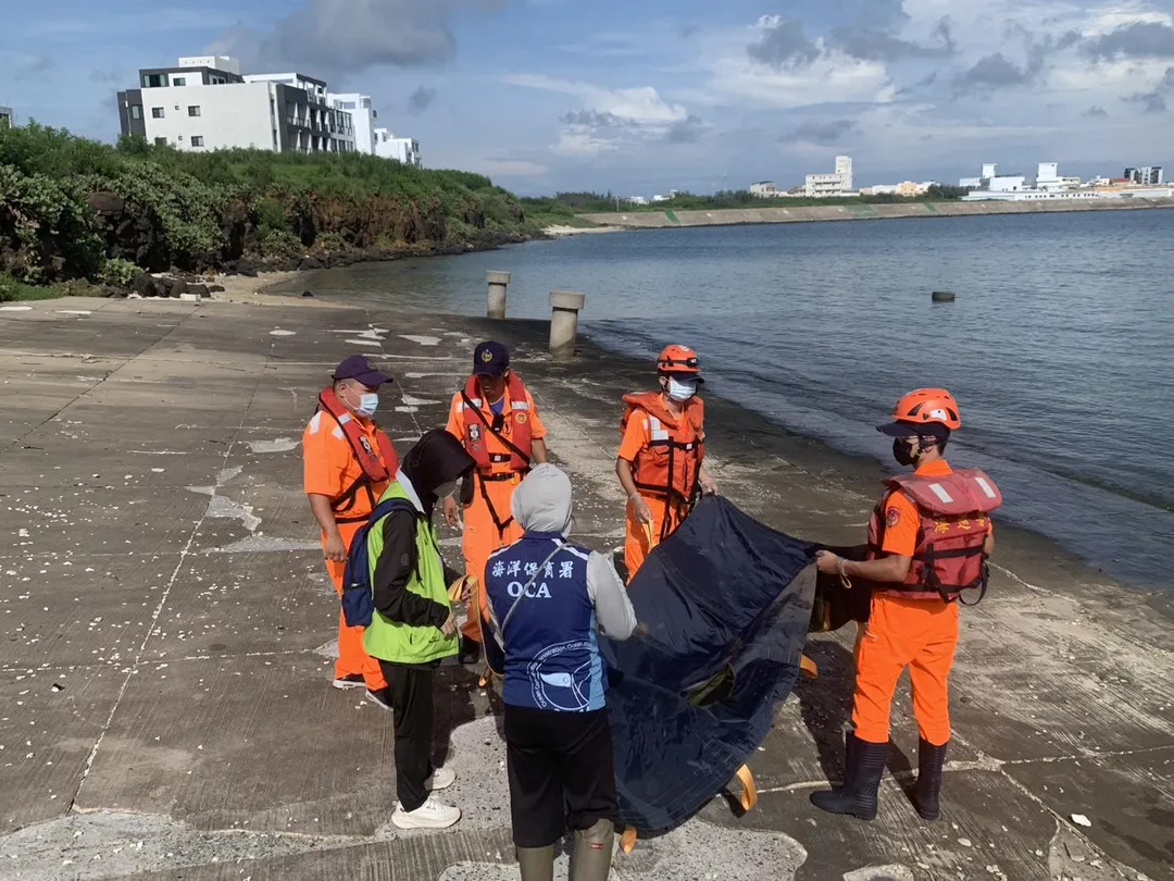 澎湖馬公鎖港南堤海堤今（28）日清晨驚見海豚迷航，安檢所人員獲報後迅速趕赴現場持續潑水保濕。(圖/翻攝畫面)