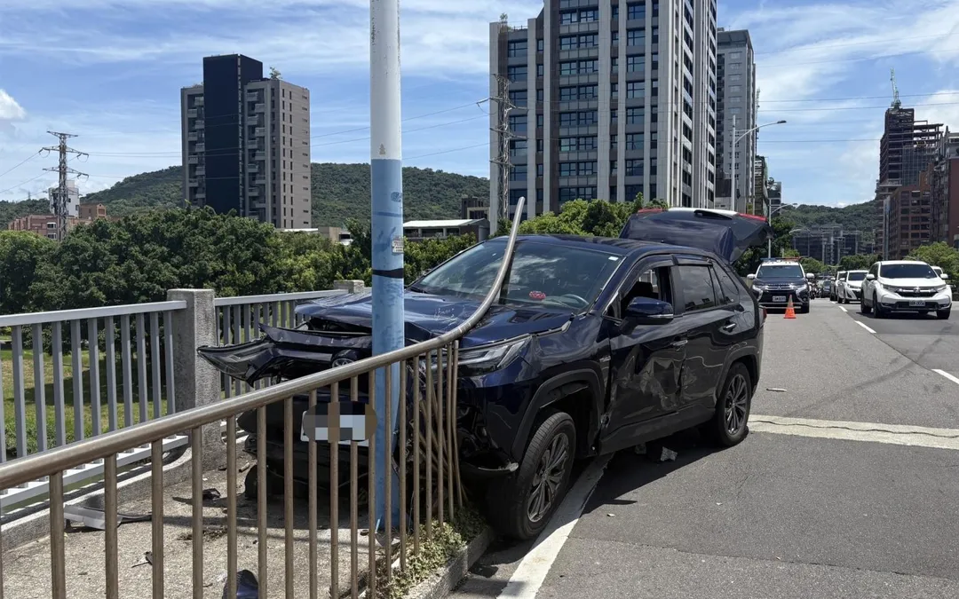 休旅車被追撞車頭全毀。（圖／翻攝畫面）
