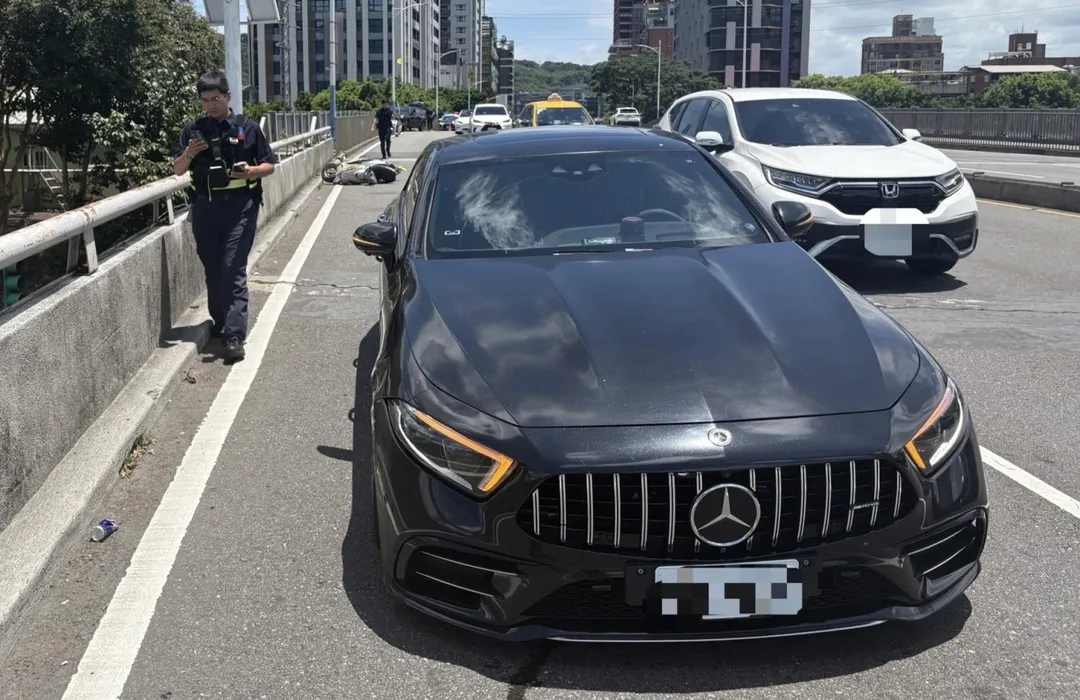 賓士車在福林橋追撞2車釀2傷。（圖／翻攝畫面）