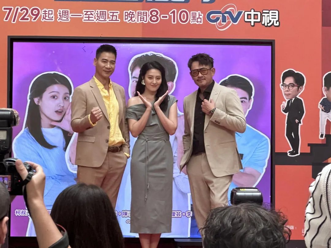 翁家明(左)與顏曉筠(中)回憶與王凱過去合作經驗。(圖/記者 伍映澄 攝)