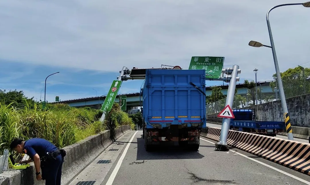 板橋一輛曳引聯結車撞斷號誌桿。（圖／翻攝畫面）