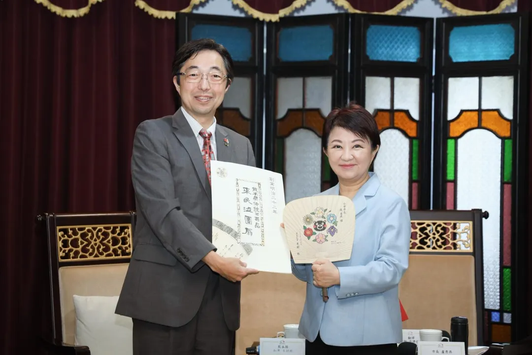 熊本縣知事木村敬28日拜會台中市政府，贈送熊本縣特色工藝品給台中市長盧秀燕。（圖／翻攝台中市府官網）