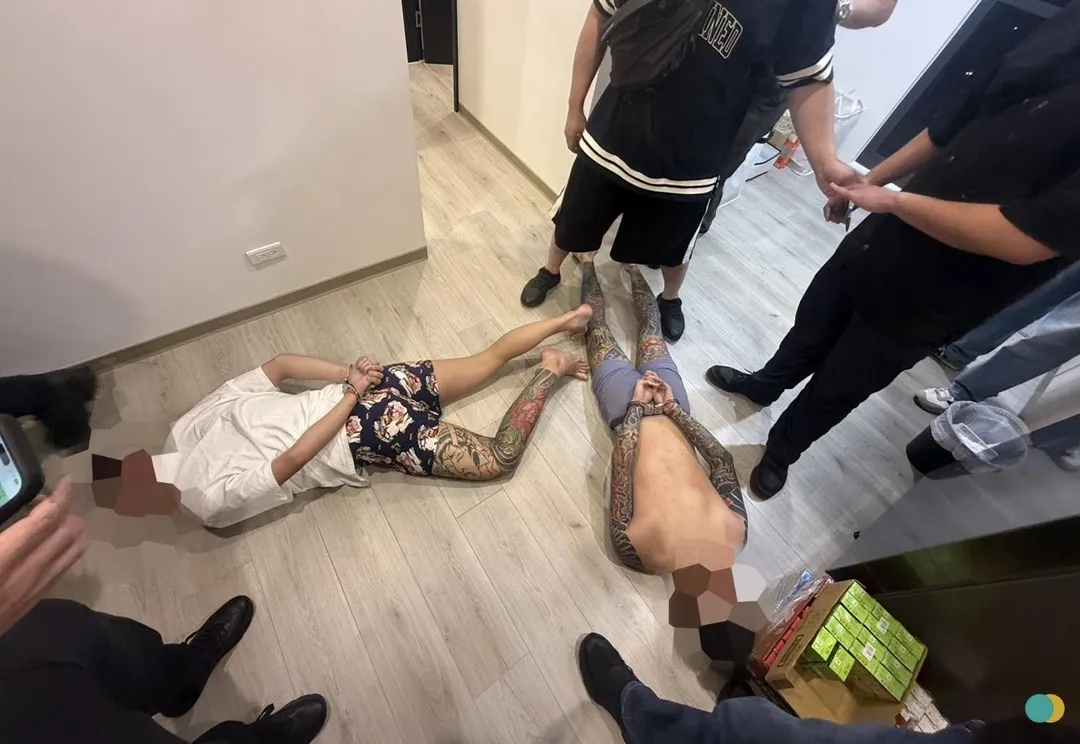 警方攻堅壓制逮捕涉案嫌犯。（圖／翻攝畫面）