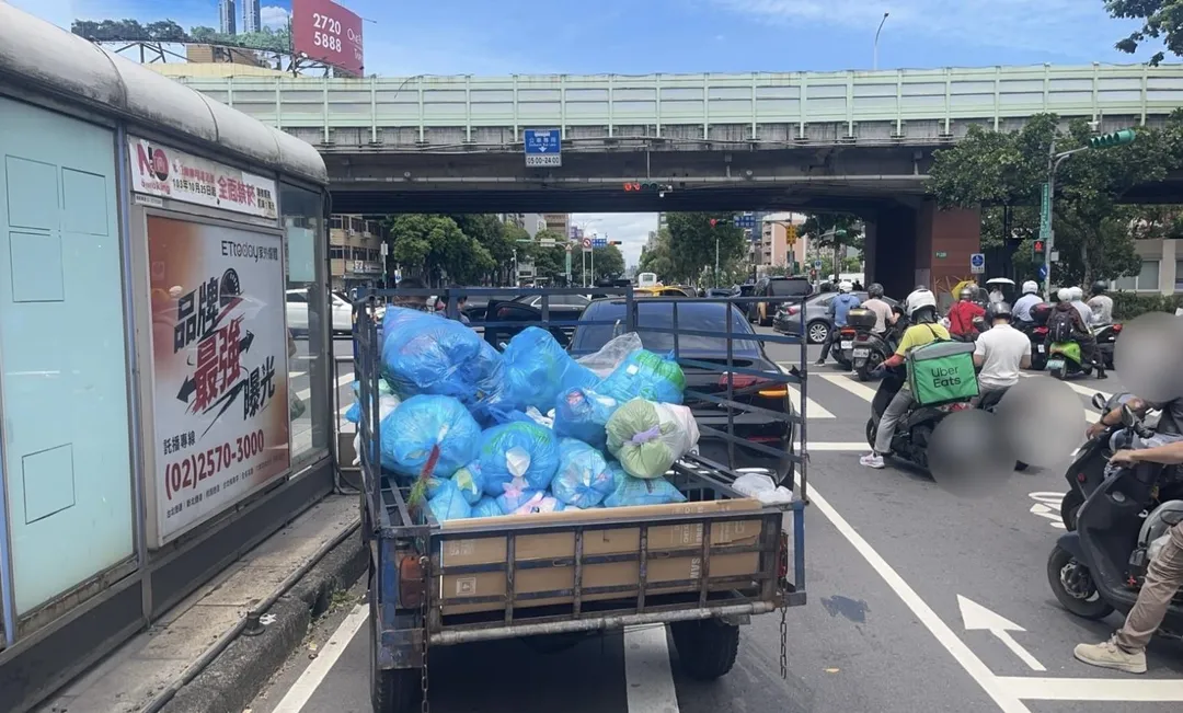北市發生三輪拼裝車駕駛毒駕追撞轎車車禍。（圖／翻攝畫面）