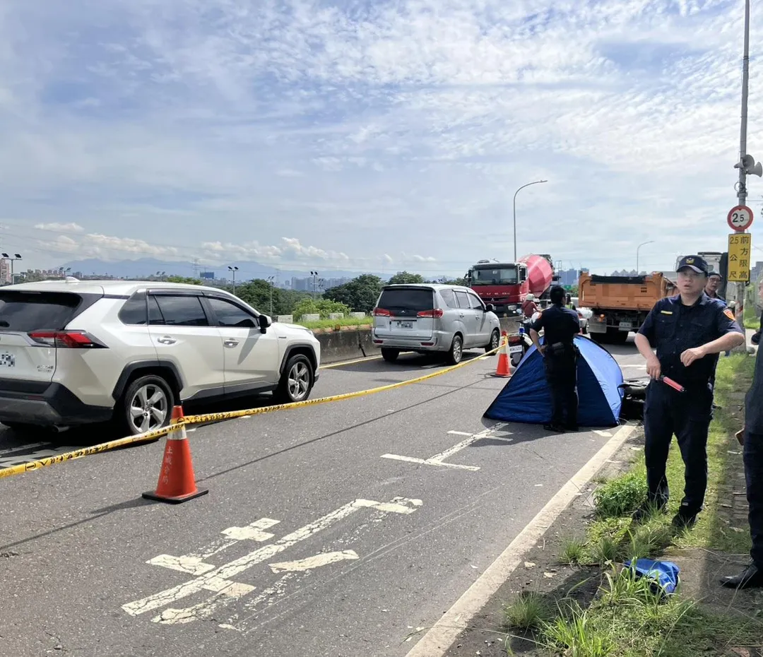 新北市土城區擺接堡路發生死亡車禍，女騎士與砂石車擦撞後倒地遭輾斃，現場已封鎖。（圖／警方提供）