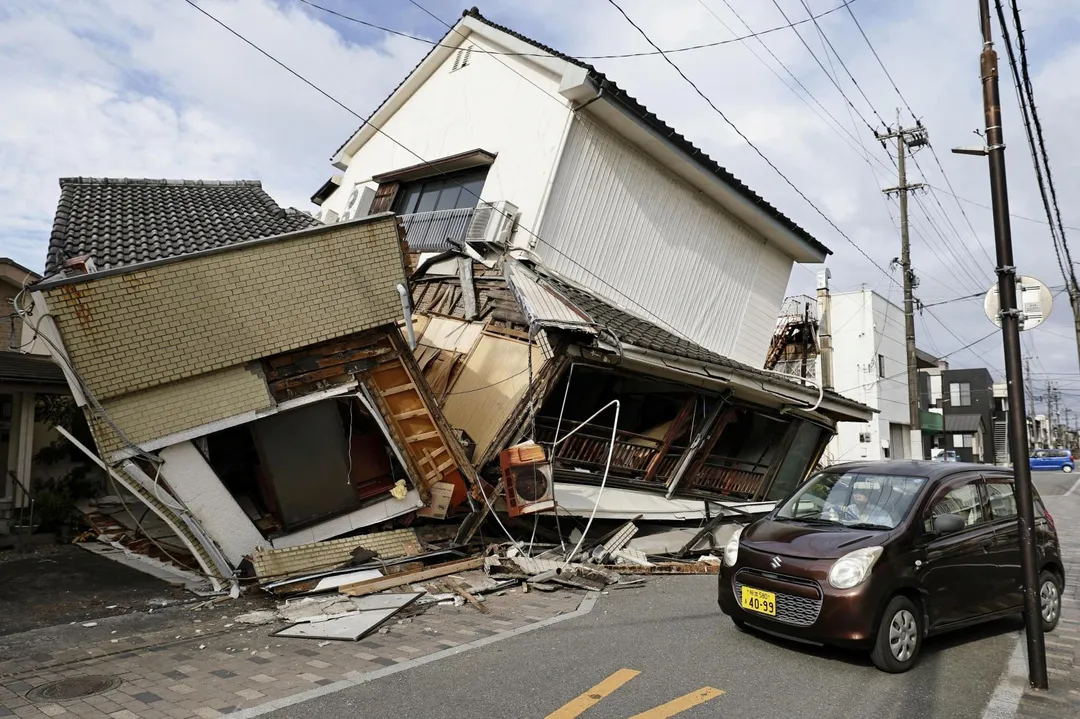 日本熊本縣八代市一處建築物倒塌。（圖／路透社）