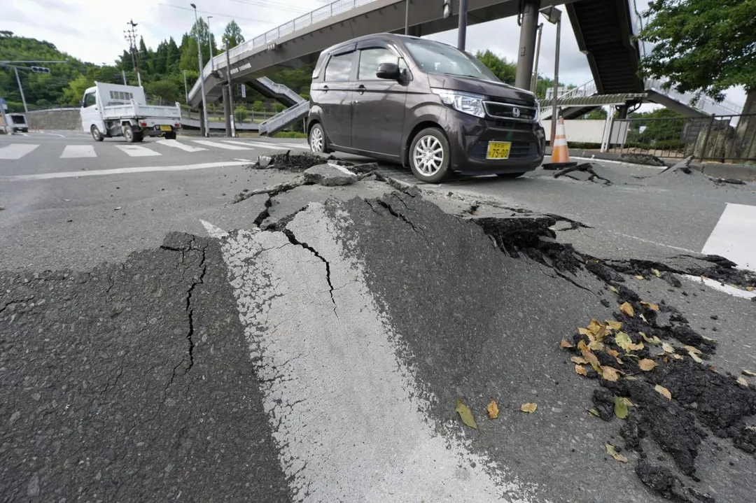 日本熊本縣一處馬路震後隆起受損。（圖／路透社）