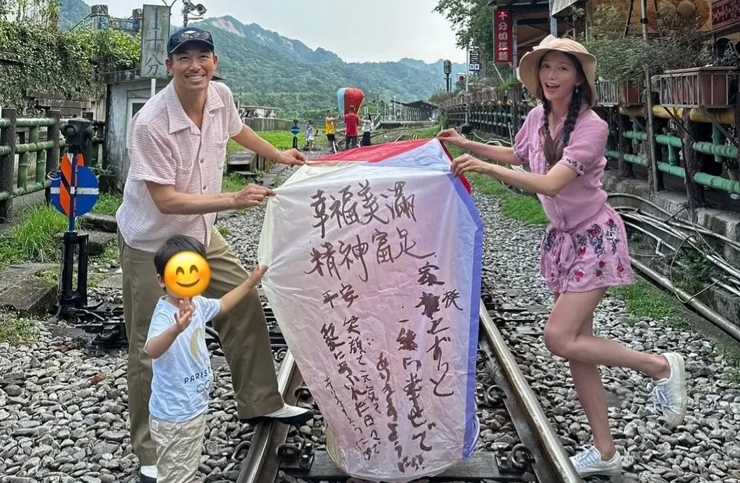 林志玲2年前全家在平溪放天燈的畫面。(圖/翻攝AKIRA的微博)