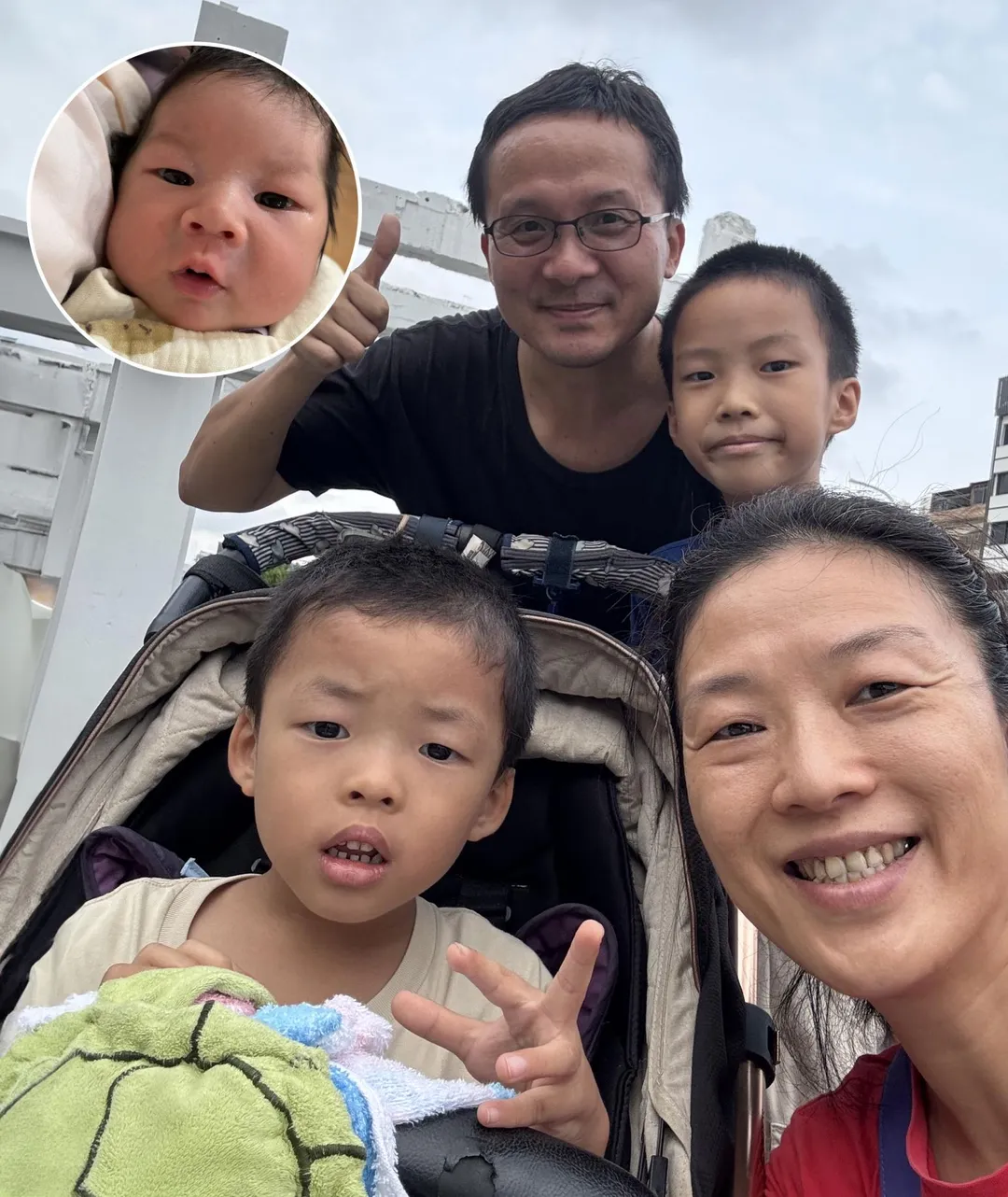 47歲李小姐本月於茂盛醫院產下第3胎。她使用10年前凍卵，經李茂盛院長與游姿寧醫師治療，10年內連生3名試管嬰兒創全台首例，成為少子化下的小孩富翁。(圖/李小姐提供)
