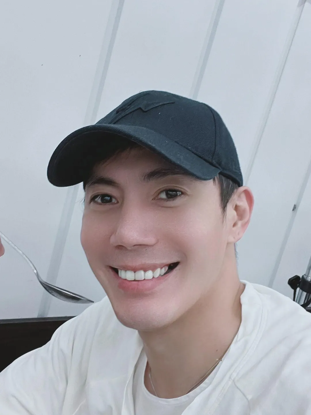 不少觀眾發現王凱生前在螢幕上的模樣暴瘦不少。（圖／翻攝FB 王凱）