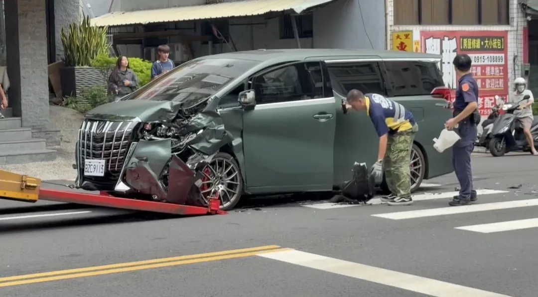 台中大里今發生3車連環車禍。（圖／翻攝畫面）