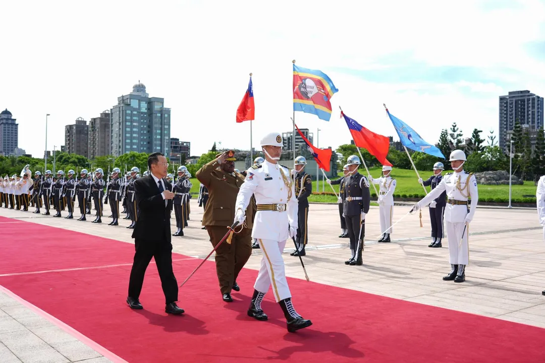 顧立雄以軍禮歡迎史瓦帝尼王國國防軍司令。(圖/國防部)