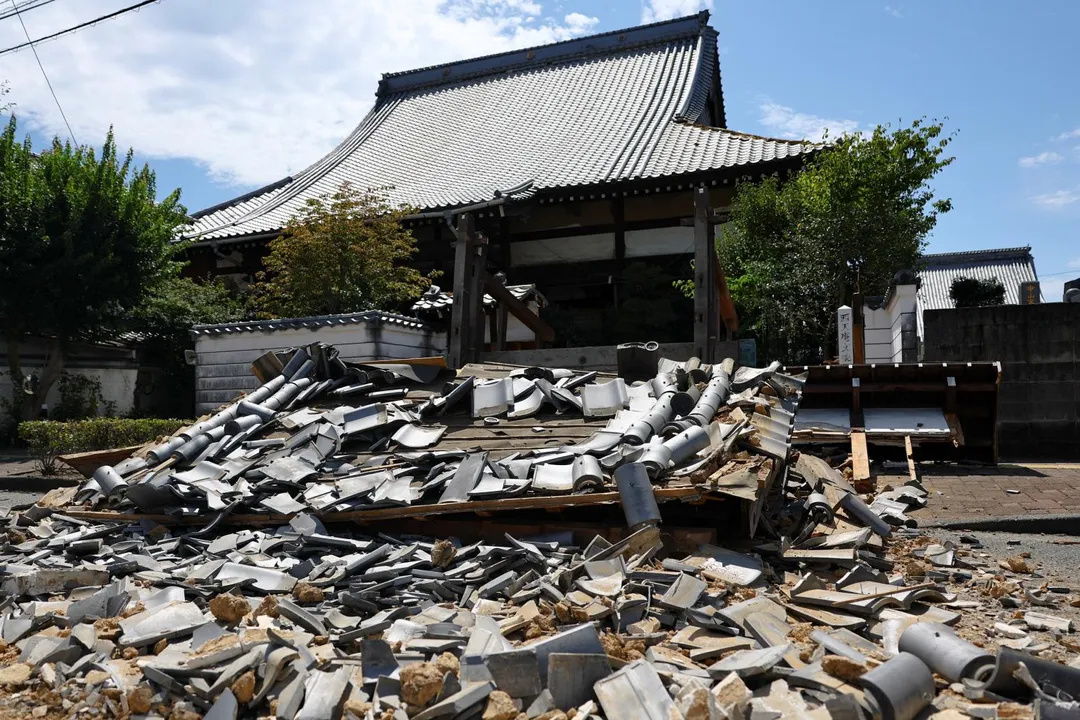 熊本一處寺廟被震垮。（圖／路透社）
