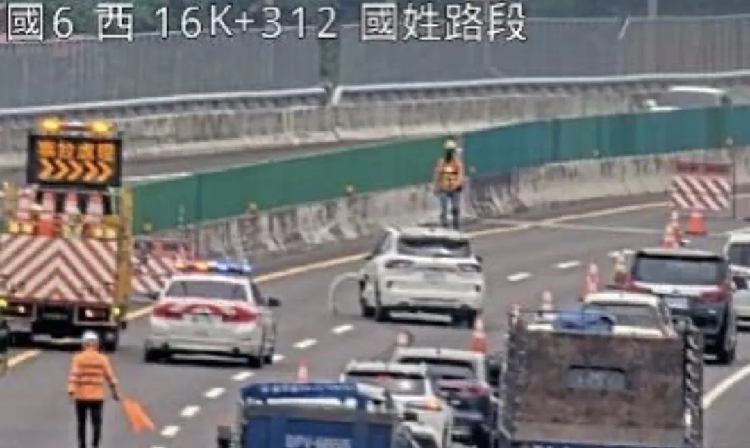 國道6號一輛自小客車衝撞施工緩撞車。（圖／翻攝自國道公路即時網）