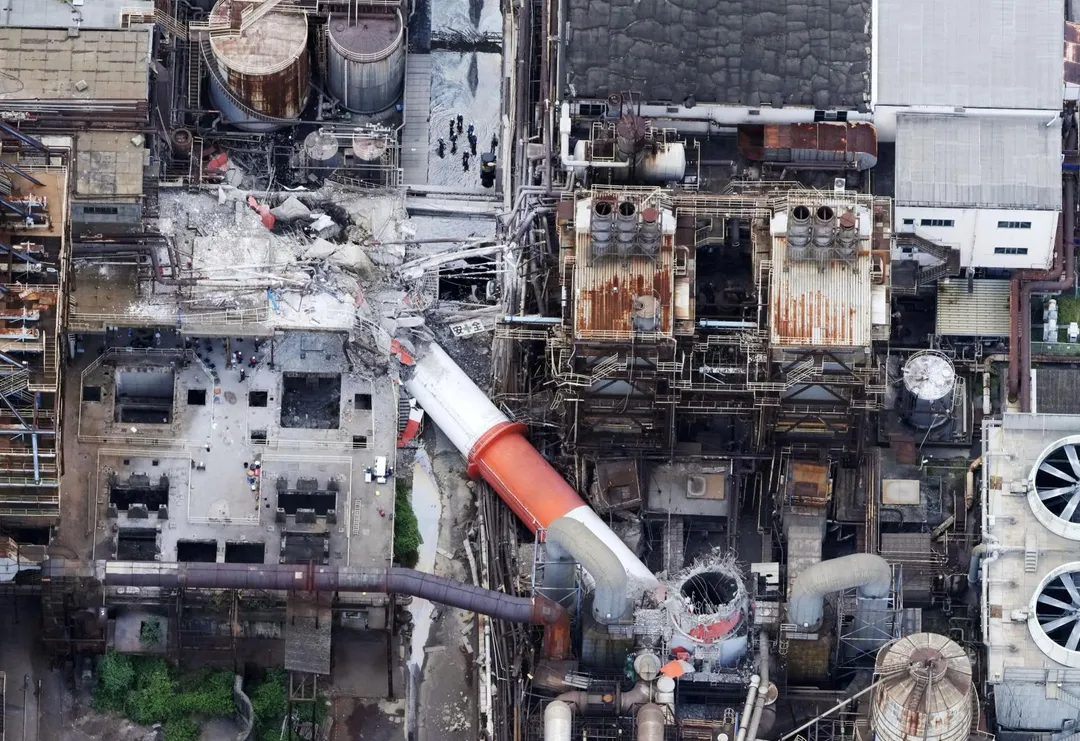 日本製紙八代工廠煙囪倒塌，觸目驚心。（圖／路透社）