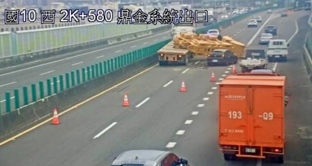 國道10號發生拖板車與3自小客連環車禍。(圖/翻攝自國道公路即時網)