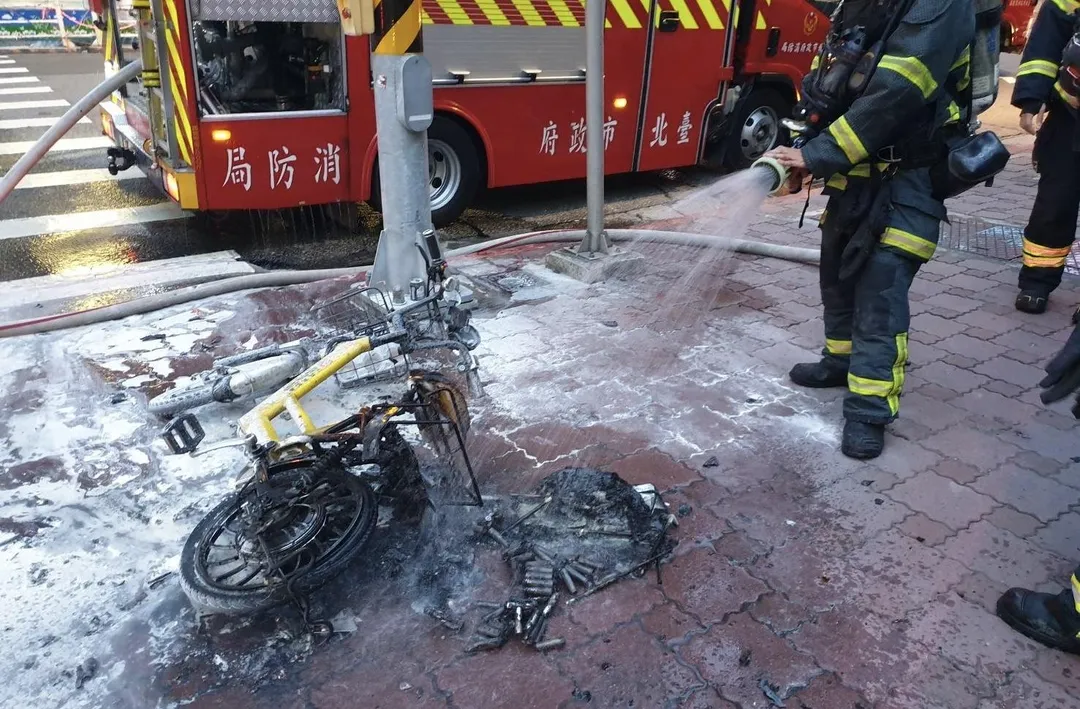 立法院旁人行道一輛電動自行車起火燃燒。（圖／翻攝畫面）