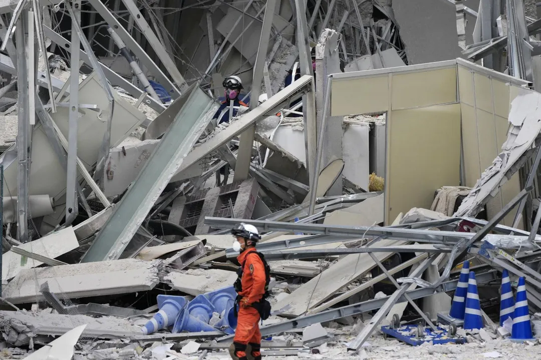 日本熊本縣規模7.1地震導致嘉島町「永旺夢樂城熊本」購物中心垮塌，事後有民眾表示自己拍到地震雲。（圖／路透）