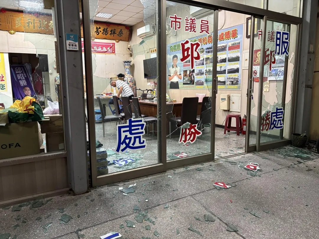 服務處多片玻璃遭砸碎。（圖／翻攝畫面）