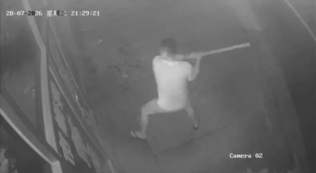 台南市議員邱昭勝服務處遭人持球棒狠砸。（圖／翻攝畫面）