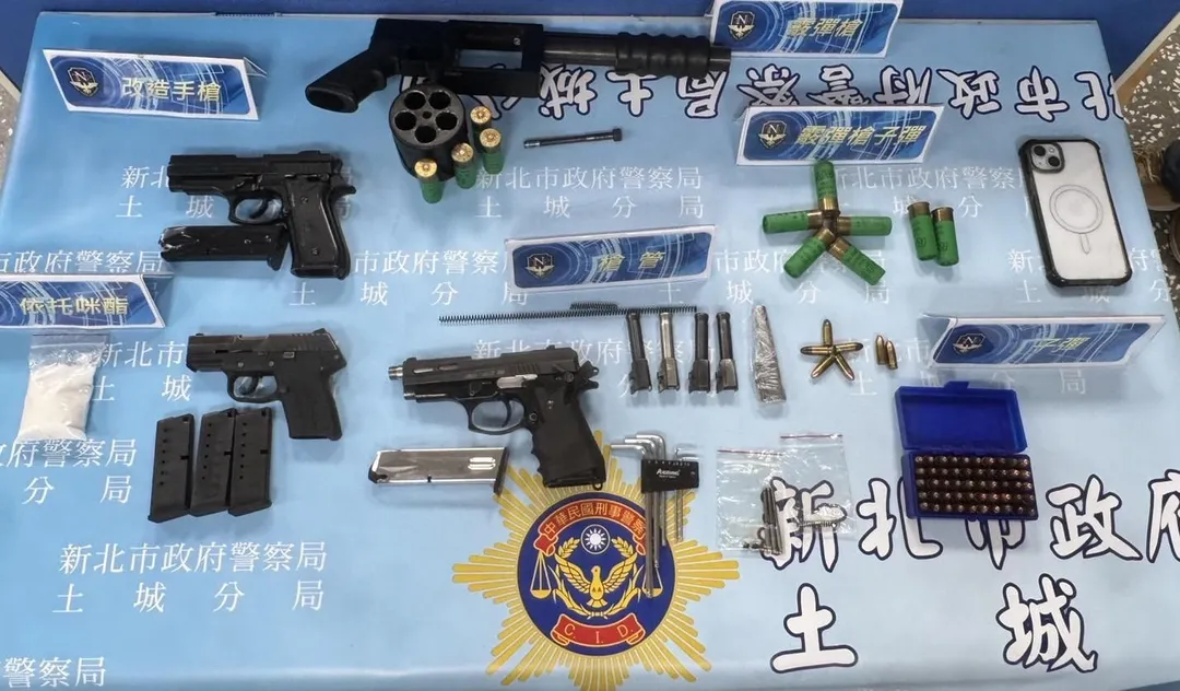 警方所持槍彈猶如行動軍火庫。（圖／翻攝畫面）