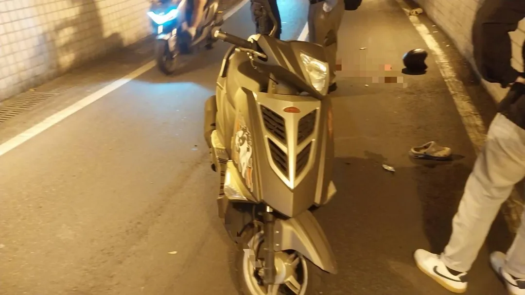 騎士自摔後一度命危，目前仍在加護病房救治。（圖／警方提供）