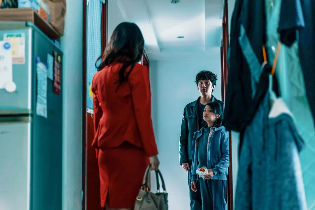 柯震東在片中是戀愛腦的癡情丈夫,苦等由陳靜飾演的妻子回家。(圖/華映娛樂 提供)