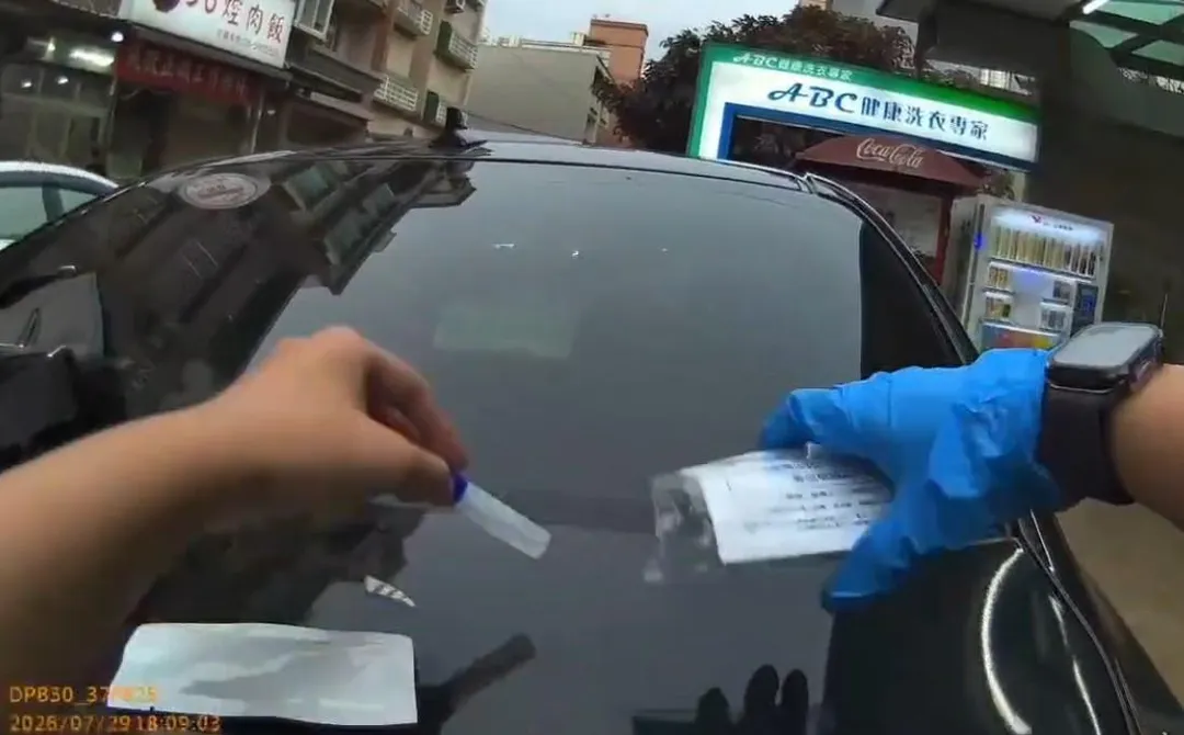 經毒品唾液快篩，檢測結果為甲基苯丙胺（MET）陽性反應。（圖／翻攝畫面）