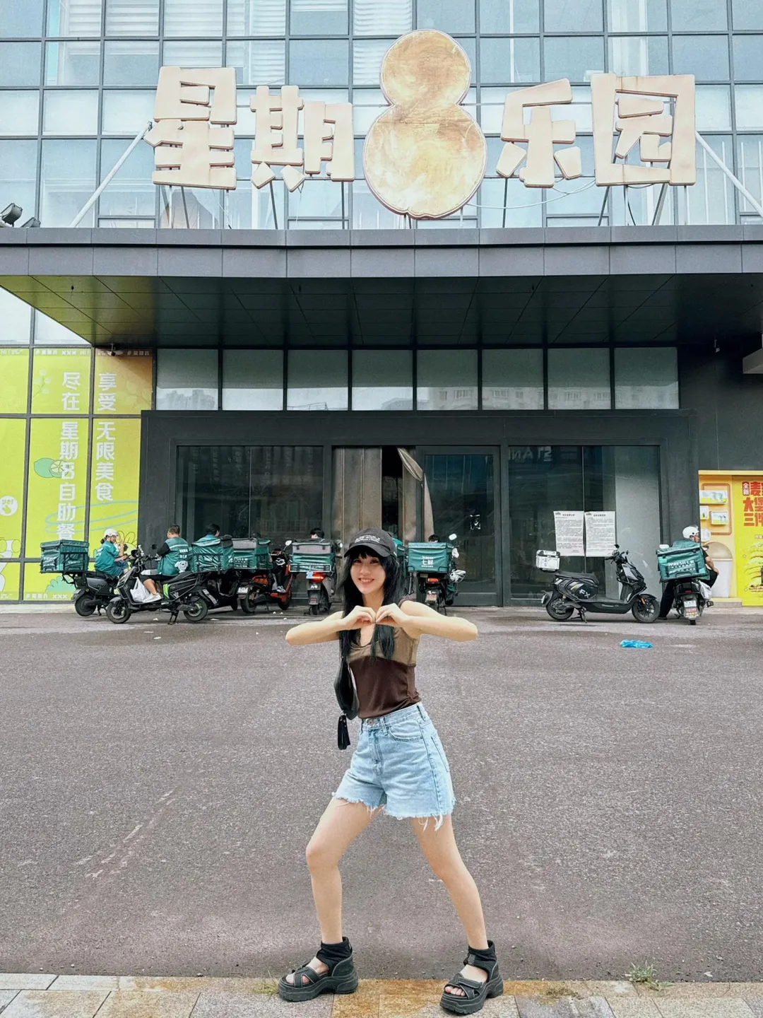 白安在天津演出遭取消，意外在街頭發現名為「星期8樂園」的景點。（圖／相信音樂 提供）