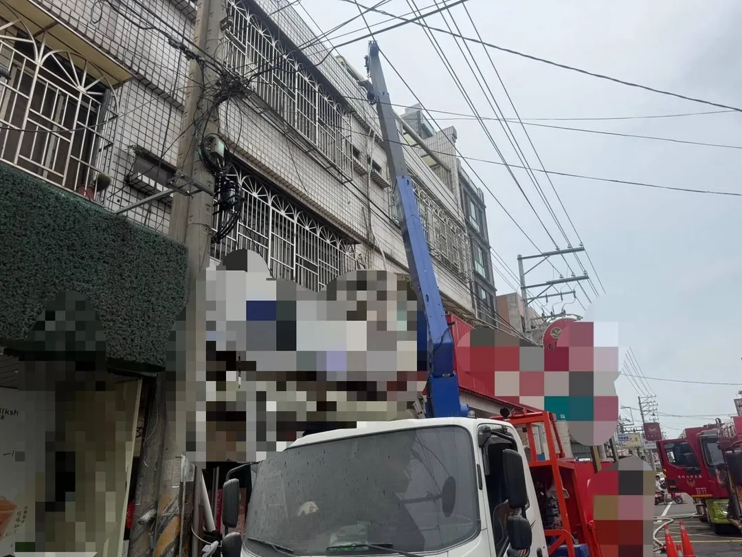 這起意外造成周邊2894戶停電。（圖／翻攝畫面）