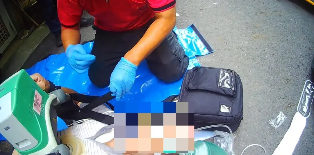 救護人員在現場展開急救,實施CPR、AED監測。(圖/嘉義市消防局提供)