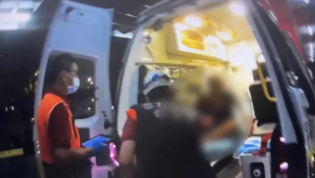 男子遭警消人員管束強制送醫。（圖／翻攝畫面）