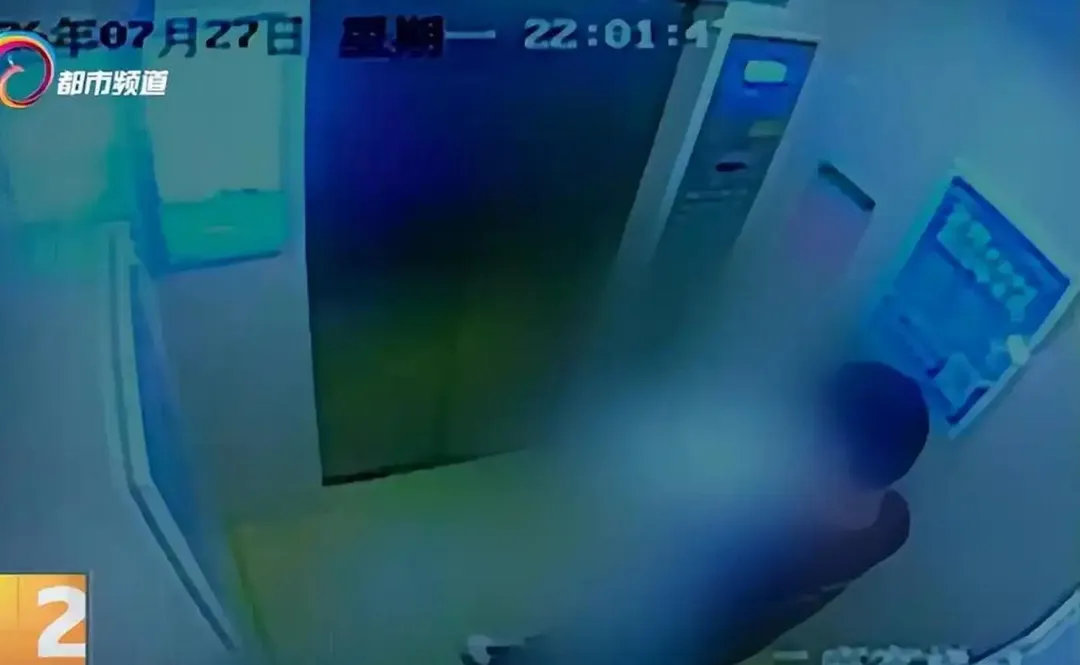 少年搭電梯回31樓住家。（圖／翻攝紅星新聞）