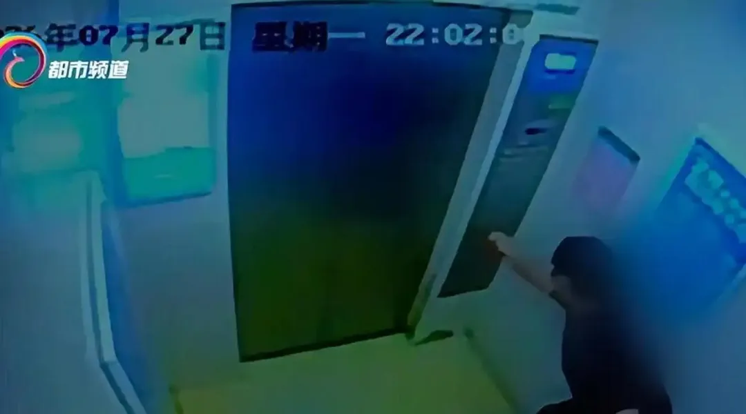 少年察覺異狀按下樓層鍵，面板卻無反應。（圖／翻攝紅星新聞）
