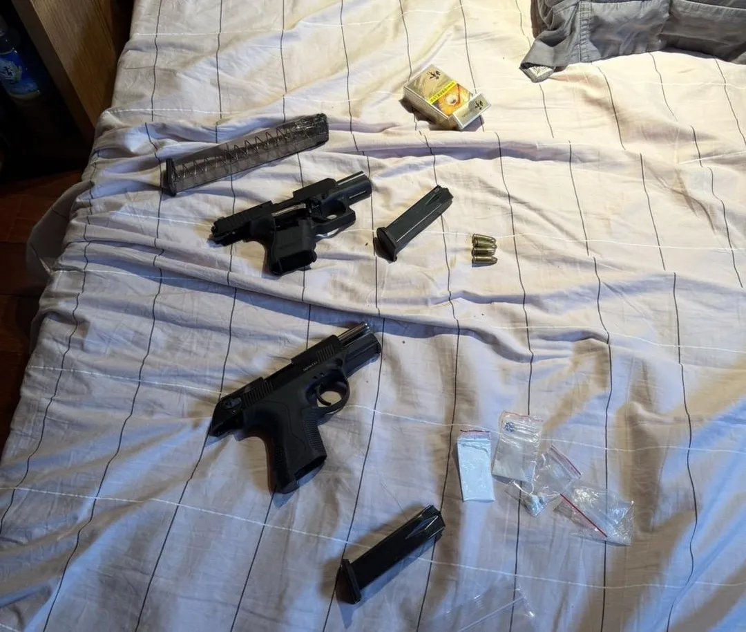 台中市大甲區1名劉姓男子因販毒被捕，檢警在他身上查獲多把手槍和子彈。（圖／海巡署提供）
