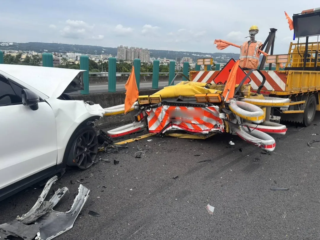 保時捷車頭全毀。（圖／翻攝畫面）